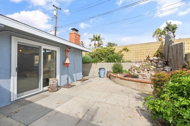 Building Photo - Adorable 3 Bedroom 2 Bathroom Single Story Family Home