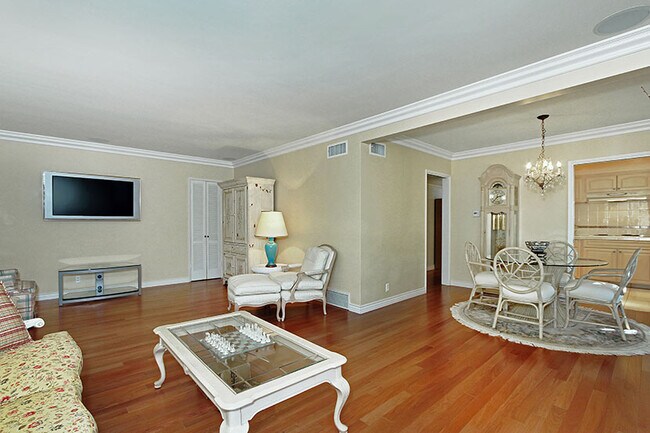 Living Room - 1233 N Columbus Ave