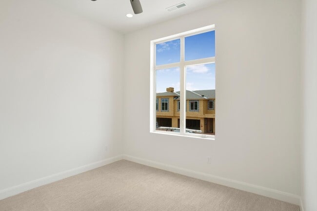 Building Photo - 996 Manen St