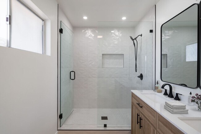 Building Photo - Central air conditioning!