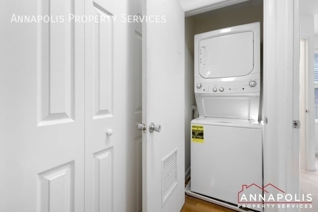 Building Photo - 10 Greystone Ct