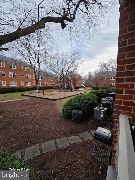 Building Photo - 6618 Boulevard View