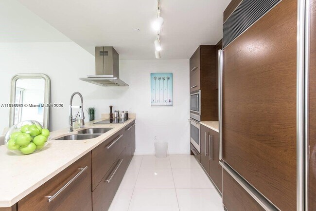 Building Photo - 485 Brickell Ave