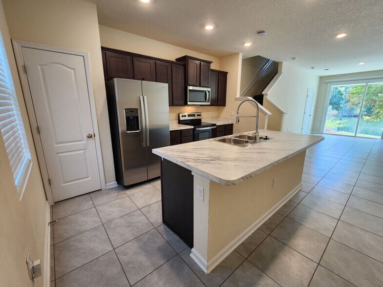 Building Photo - 545 Running Wds St