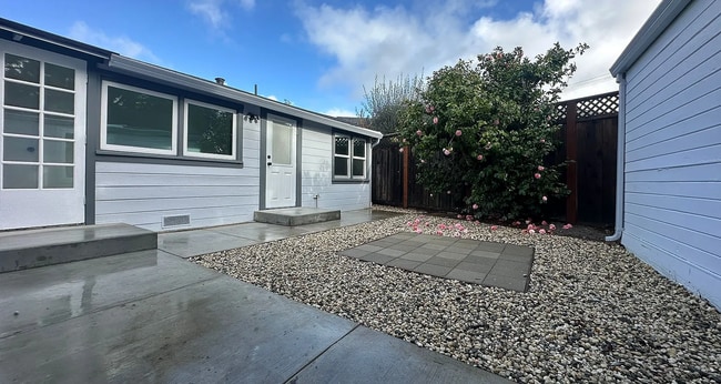 Building Photo - Fully Renovated 3BR/2.5BA SFH | Modern Upgrades | Prime San Mateo Location!