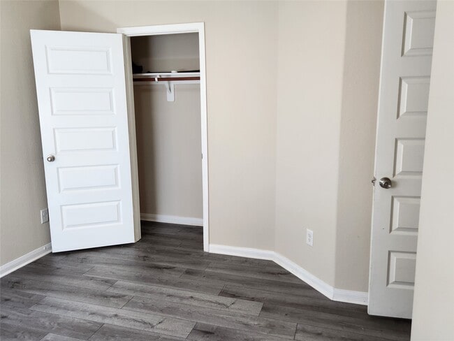 Building Photo - 2411 Village Stone Ct