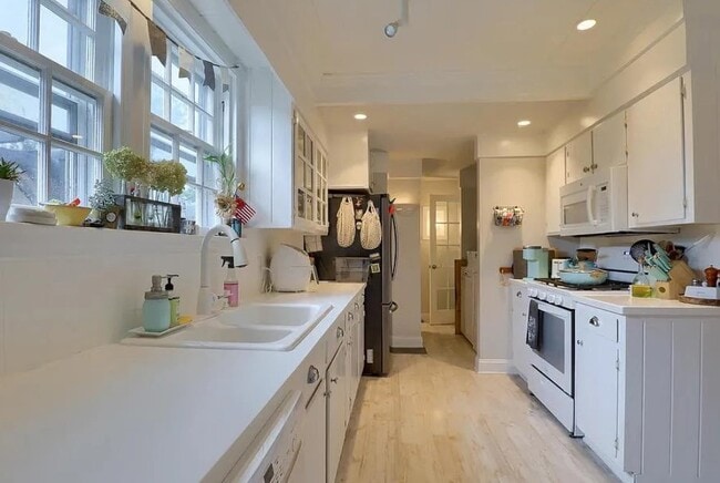 Building Photo - Home Sweet Home