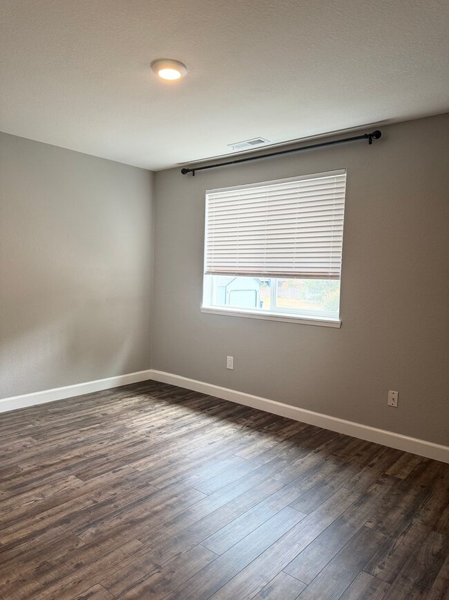 Building Photo - Beautifully Upgraded 3-Bedroom Home on a S...