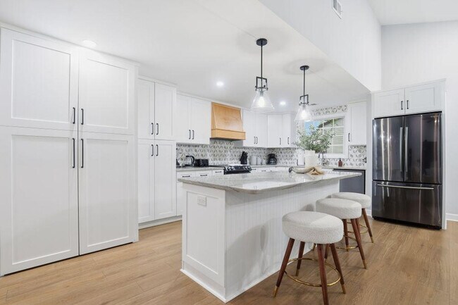 Building Photo - 7417 Shadowlake Dr