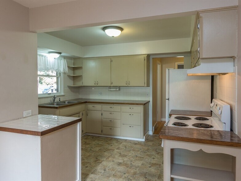 Building Photo - 4821 N Greenwood Blvd