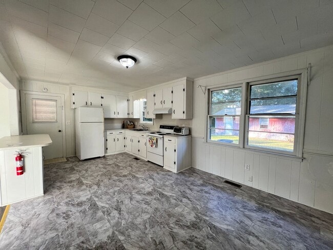 Building Photo - 3 Bed, 1 Bath, Brick Ranch with Attached Carport