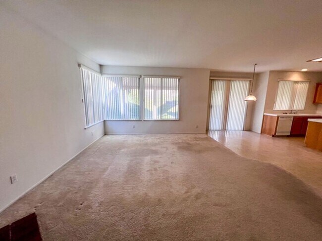 Building Photo - Large 4 bedroom Murrieta home with a loft ...