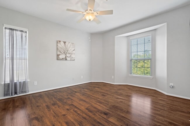 Building Photo - 6607 Lake Woodlands Dr
