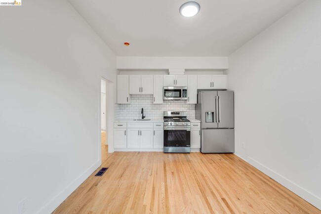 Building Photo - 1240 E 12th St