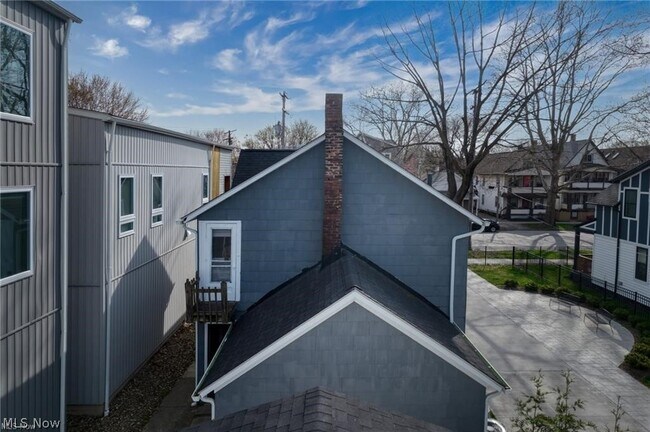 Building Photo - 2471 Tremont Ave