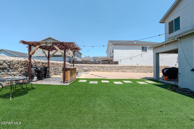 Building Photo - 305 Del Palmar