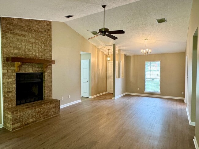 Building Photo - 3- Bedroom Gem !!