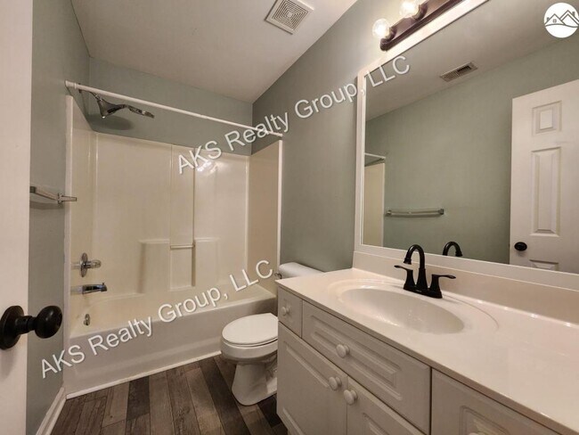 Building Photo - 617 Parkside Cir