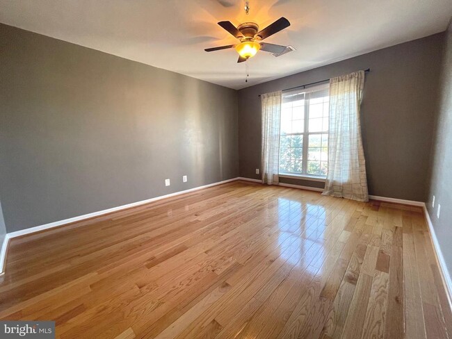 Building Photo - 1100 Quaker Hill Dr