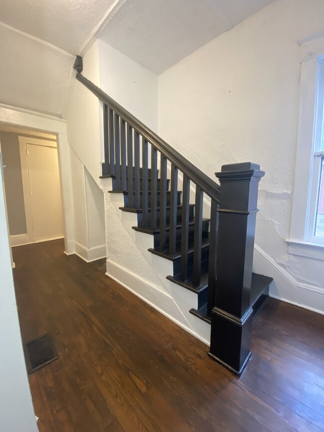 Building Photo - 841 Vedado Way NE