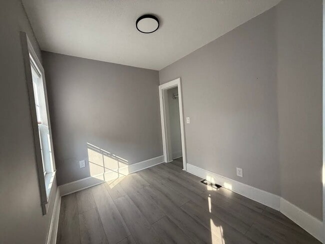 Building Photo - 216 Elm St