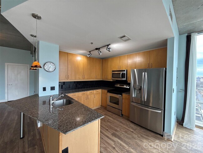 Building Photo - 505 E 6th St