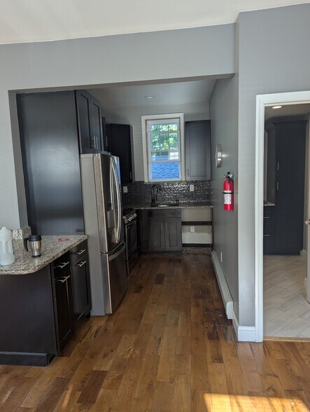 Primary Photo - 300 Cedar St