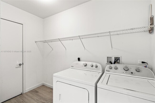 Building Photo - 999 SW 1st Ave