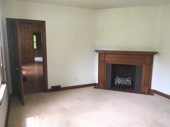 Building Photo - 160 Oakwood Rd