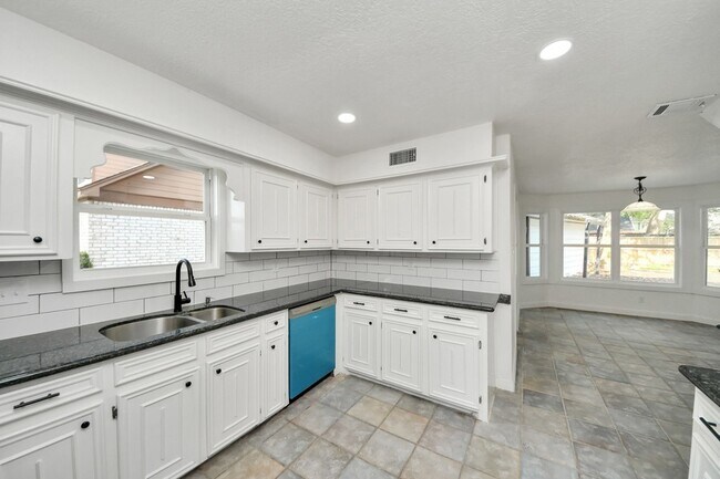 Building Photo - 616 S Rivershire Dr