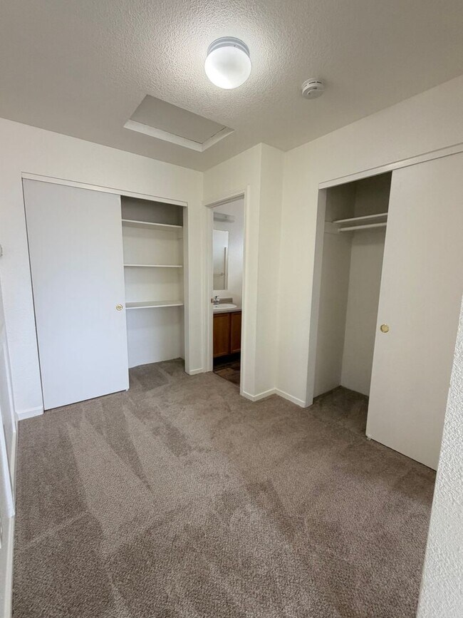 Building Photo - 360 Linden St