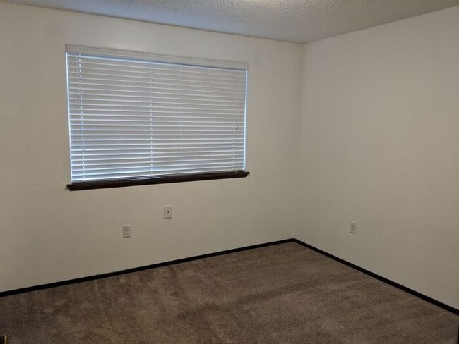 Building Photo - Inviting 2 Bedroom, 1.5 Bath Townhouse Dup...