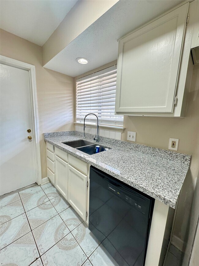 Building Photo - 10249 Colony Ct