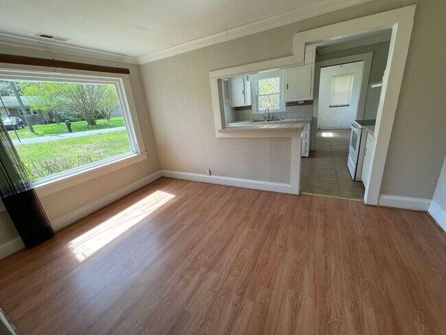 Building Photo - 2 Bedroom 1 bathroom house