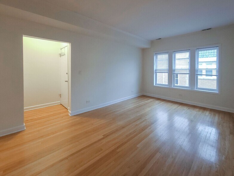 Building Photo - 4851 N Wolcott Ave