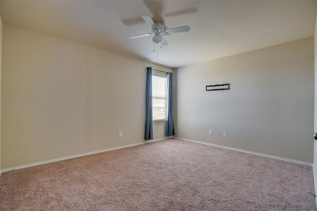 Building Photo - 301 Plum Dr