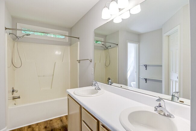 Building Photo - Charming 3 Bedroom Home