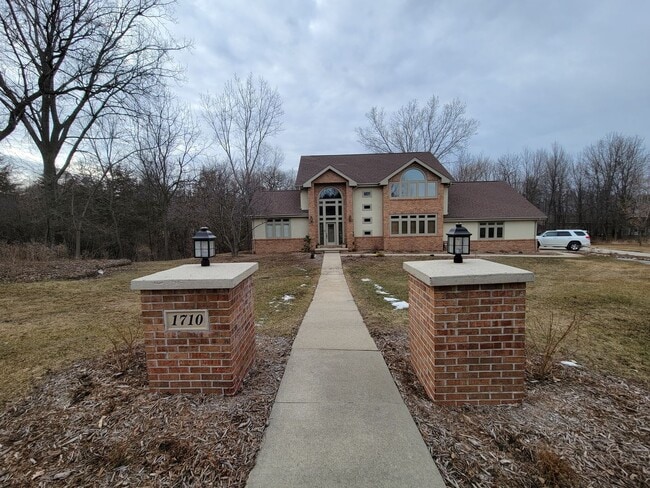 Building Photo - Upscale and Spacious Cedar Falls House for...
