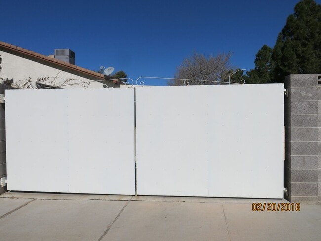 Building Photo - 4 bed, 2 bath, 2 car garage . Boulder City