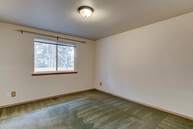 Building Photo - 3 Bedroom 2 Bathroom Home Near Fort Nugent Park!