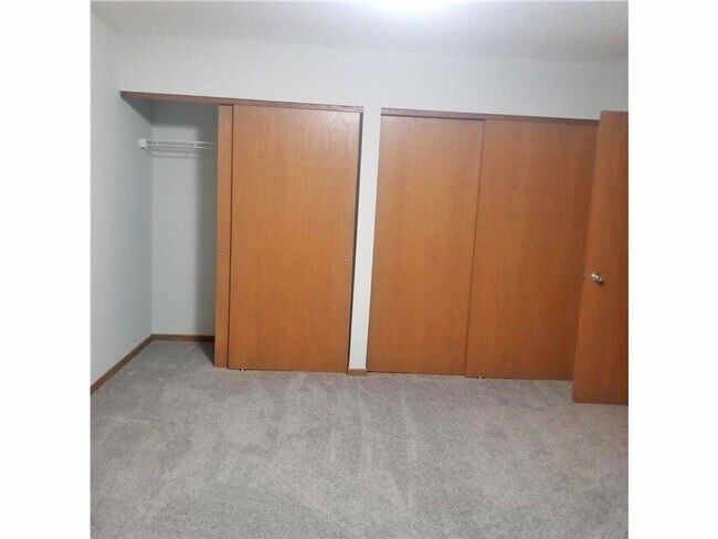 Building Photo - Awesome golden valley townhouse with 2 beds and 2.5 baths available 6/1/2024!