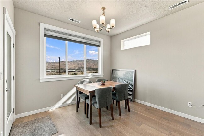 Building Photo - 2328 E Danzee Dr