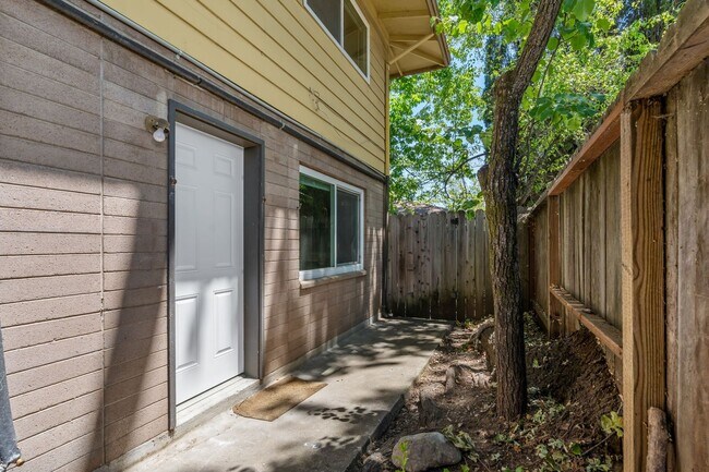 Building Photo - 1141-1161 Oak Avenue