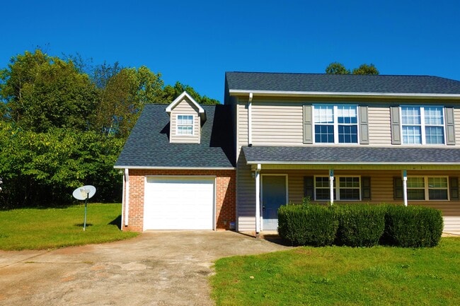 Building Photo - 206 River Oaks Cir