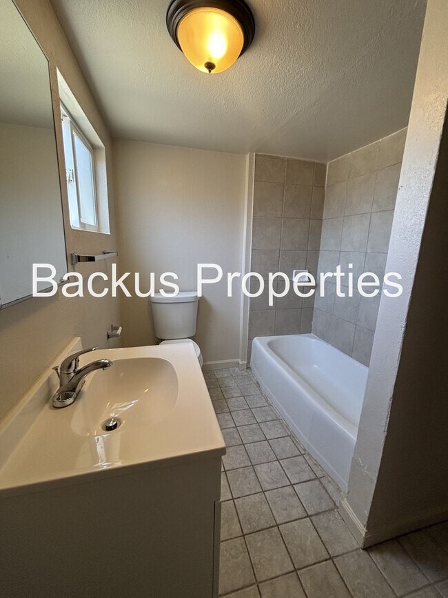 Building Photo - 516 James St