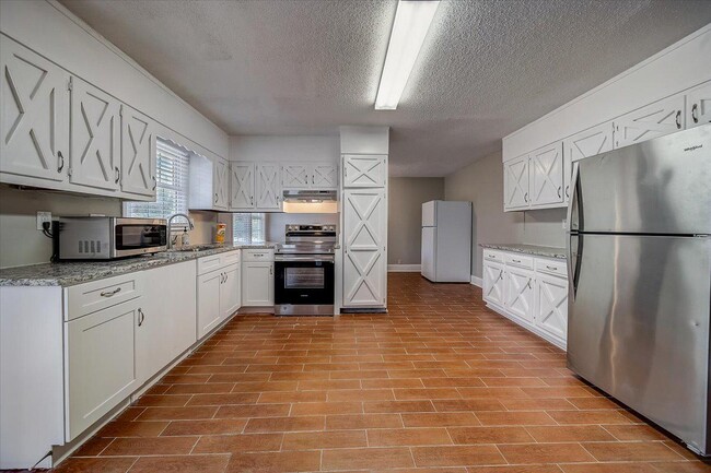 Building Photo - 4610 Jones Rd