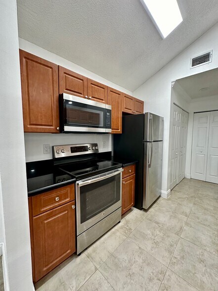 Building Photo - 10521 SW 158th Ct