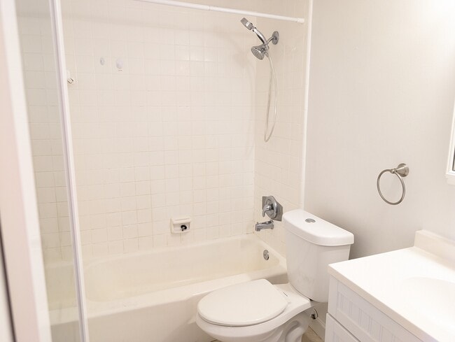 Full Bathroom - 3061 NE 49th St