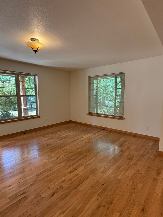 Building Photo - 4 bdrm/2.5 bath Custom Home on the Southside