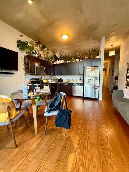 Building Photo - 235 W Van Buren St